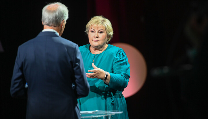 Erna Solberg (Høyre) med Jonas Gahr Støre (Ap) under en partilederdebatt. Erna Solberg (Høyre) under partilederdebatten i Arendal.
