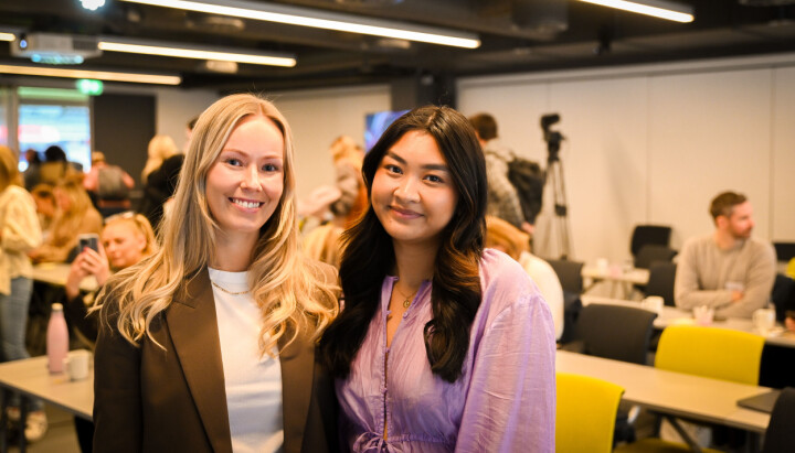 Celine Finnøy (til venstre) og Leane Louise Arpia Chiong fra Elg tror mange kan ha mye på å svare kunder i sosiale medier.
