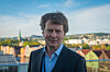 Konsernsjef i Polaris Media, Per Axel Koch, på takterrassen av Adresseavisen-huset i Trondheim, med Nidarosdomen i bakgrunnen