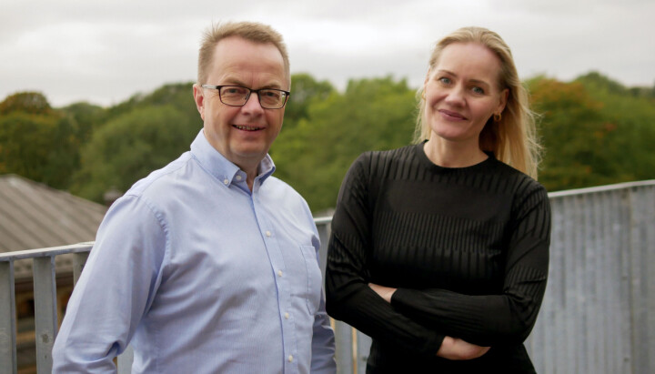 Harald Eide-Fredriksen, Medie- og forhandlingsdirektør i dentsu, og Camilla Gåre, daglig leder i Mediebyråforeningen, presenterer Mediebarometeret for september.