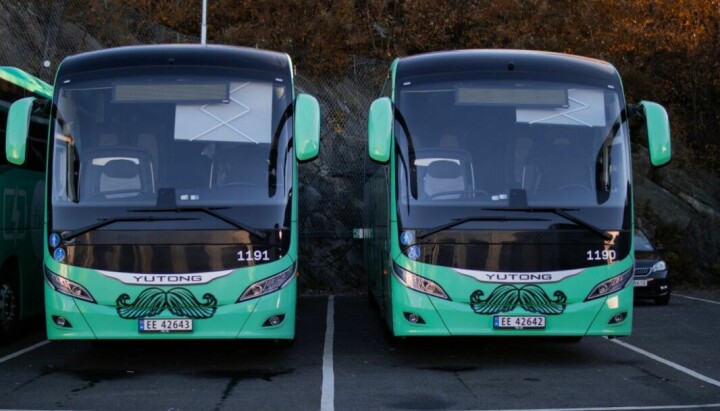 Slik ser to av Tide sine bartebusser ut. Totalt er det seks bartebusser der en kjører i Troms, to i Trondheim og tre i Bergen.