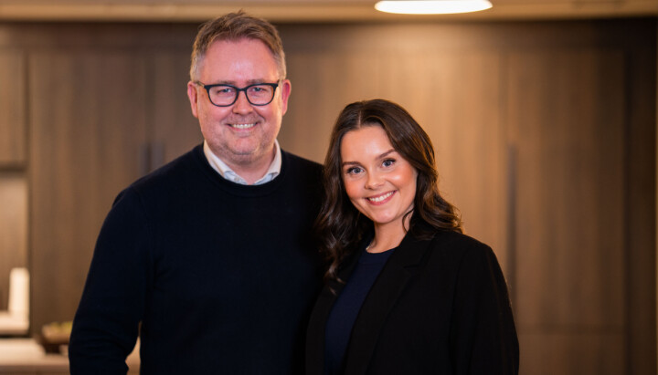 Bjarne Laastad er ny daglig leder i PYX. Her står han sammen med Amanda Kaldestad Westerlund, som er ny analytisk strateg.