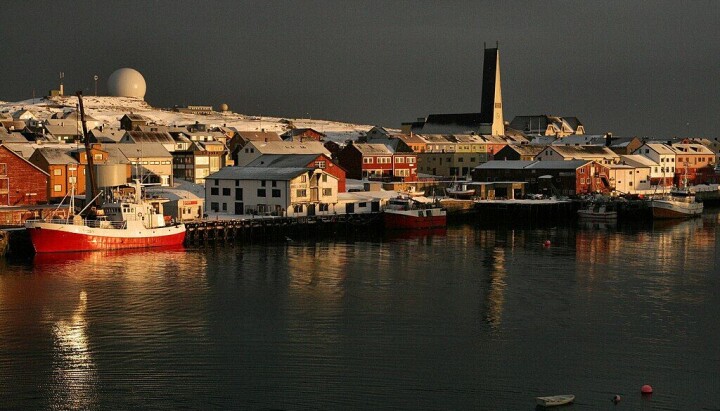 På 1970-tallet bodde det over 4000 mennesker i Vardø, nå bor det under 2000 der. Nå skal Geelmuyden Kiese få folk til å flytte nordover igjen.