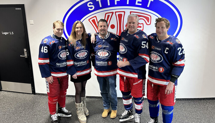 Mathis Olimb (assisterende kaptein, Vålerenga Ishockey), Betina Schau-Liberg (marketing manager, Crayon), Geir Øivind Gulliksen (CEO, Crayon Norway), Espen Viskjer (markedsdirektør, Crayon), Martin Røymark (kaptein, Vålerenga Ishockey)