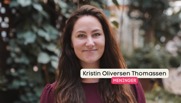 På bildet: Kristin Oliversen Thomassen står foran en fasade dekket av plantevekster.