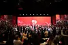 Arbeiderpartiet feirer på scene med publikum
