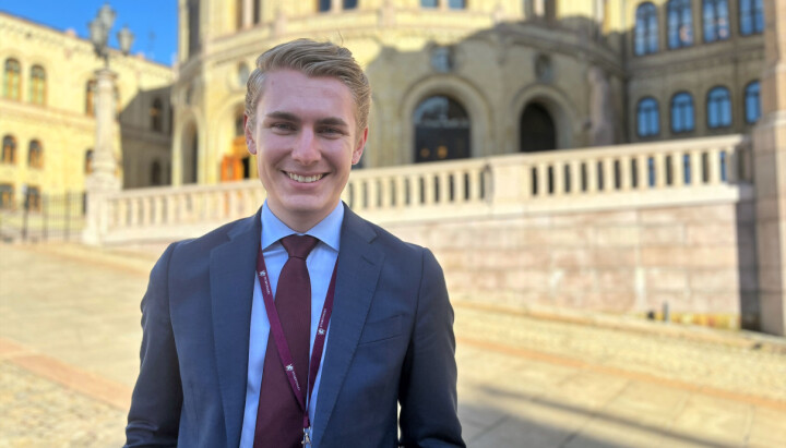 I januar begynte Nicolai Østeby (21) i et engasjement i Høyres kommunikasjonsavdeling. Nå blir han fast ansatt, og skal blant annet fungere som rådgiver for nestlederne Henrik Asheim og Tina Bru.