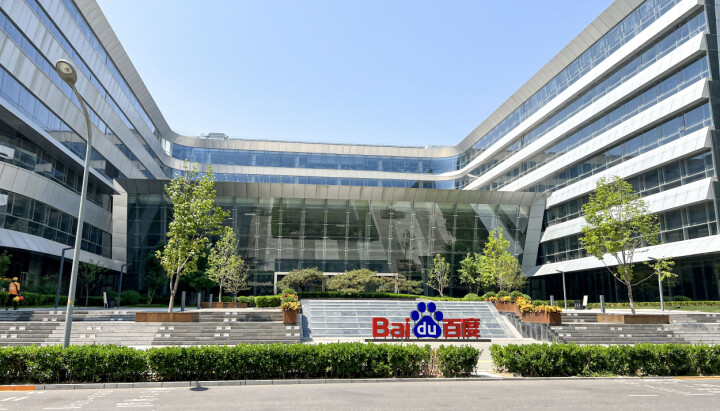 Den tidligere PR-sjefen i det kinesiske gigantselskapet Baidu måtte gå av etter en rekke videoer hun har lagt ut på sosiale medier.