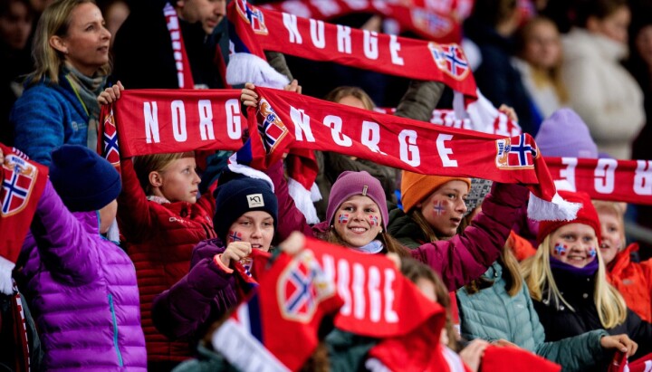 Norges Fotballforbund søker kommunikasjonsdirektør Norske fans på fotballarena