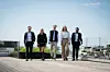 Gruppebilde av fem kolleger, unge kvinner og menn på en takterrasse.