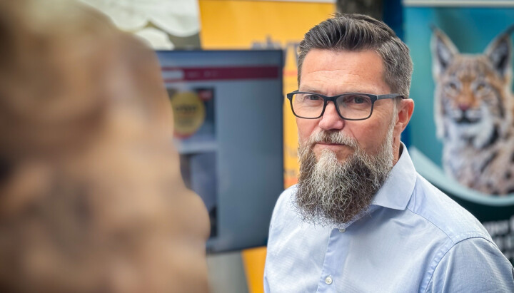Hågen Pettersen, byråleder i Atyp, mener byråene må ta et etisk ansvar – og oppfordrer flere til å «gå i livbåten» for å støtte norske medier.