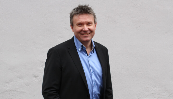 Ståle Lindblad, ekspert på sosiale medier, advarer om at RedNote kan innebære betydelig risiko for datasikkerhet, særlig på grunn av appens kinesiske eierskap og manglende transparens.