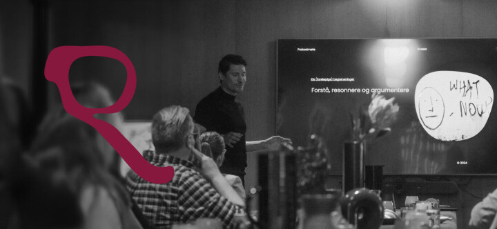 Rosser søker grafisk designer Rosser logo og bilde av en mann som holder en presentasjon
