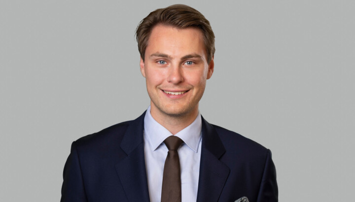 Jonas Corneliussen har en bachelor i sosiologi og en master i politisk kommunikasjon fra Universitetet i Oslo. Han har også studert ved UC Berkeley i California og mottok Kommunikasjonsforeningens masterstipend for sin masteroppgave om bærekraftskommunikasjon.