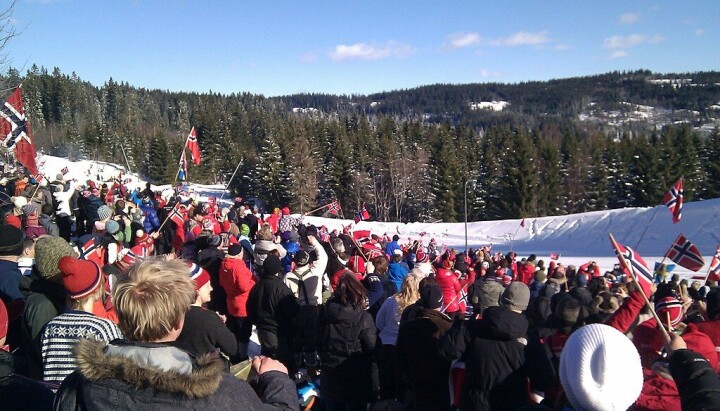 Ski-VM i Holmenkollen i 2011 ble en folkefest. Nå er det i ferd med å bli det i Trondheim og, med 165 000 solgte billetter så langt. Ski-VM i Holmenkollen i 2011 ble en folkefest. Nå er det i ferd med å bli det i Trondheim og, med 165 000 solgte billetter så langt.