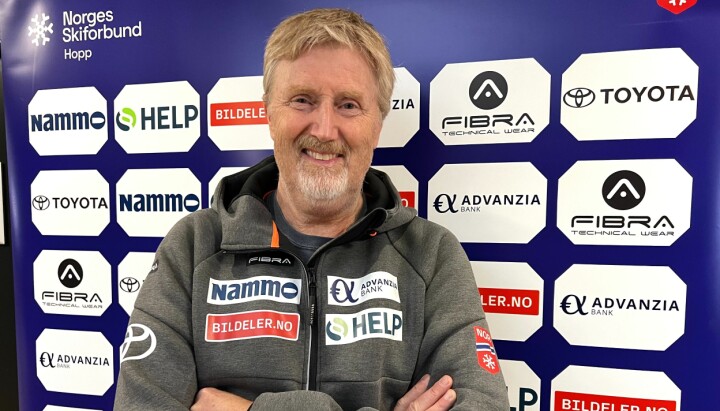 Jan-Erik Aalbu foran sponsorveggen.
