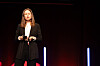 Maria Mikkelsen på scenen under SKUP.