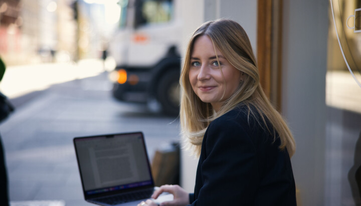 Hva skjer når reklame blir usynlig, og vi selv blir påvirkere uten å merke det? Det har Mathilde Hogsnes undersøkt i sin doktorgradsavhandling.