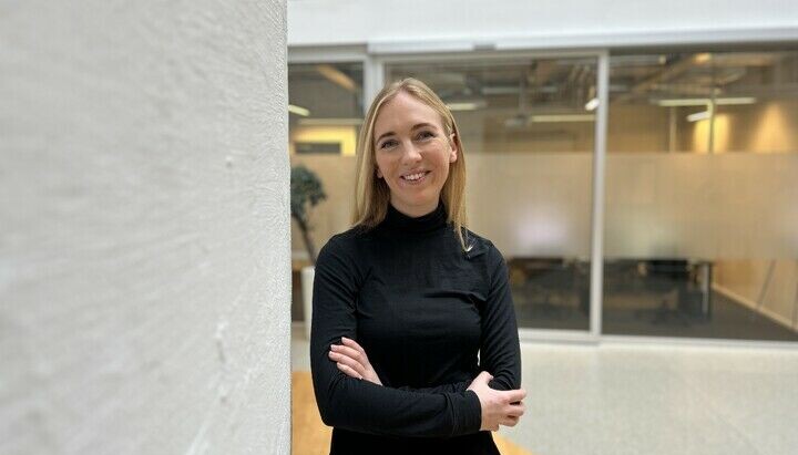 Karianne Hartviksen kombinerer frilansoppdrag, undervisning og faglig innhold i sosiale medier – og har allerede tjent over 100.000 kroner på kanalen @arbeidslivet.