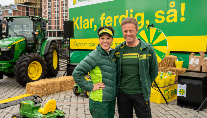 Kommunikasjonssjef Veronika Skagestad og merkevare- og sponsorsjef Trond Østby i Felleskjøpet var på plass på Oslo S mandag morgen for å dele ut bøtter og settepoteter under årets «Klar, ferdig, så»-aksjon.