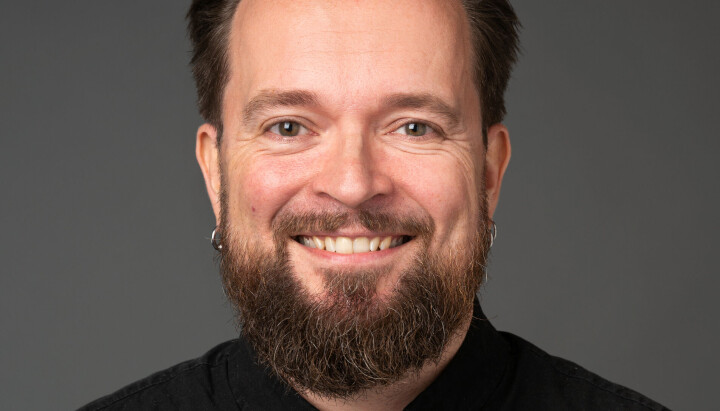 Alv Gustavsen, kommunikasjonsrådgiver i Nasjonalmuseet, avviser kritikken og mener museet strekker seg langt for å legge til rette for intervjuer og pressehenvendelser
