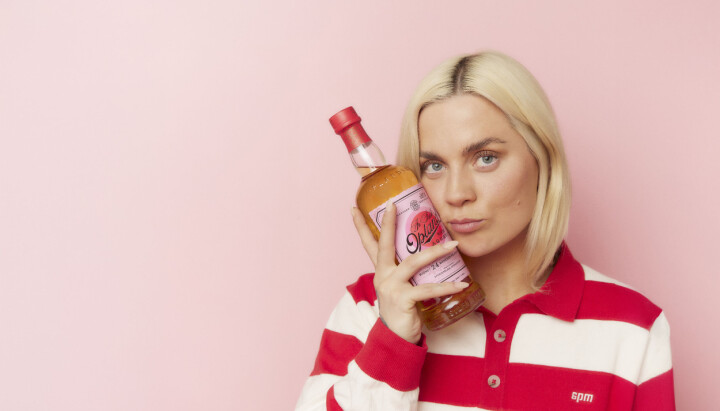 Kreativ designer Ida Broen har utformet etiketten i tett samarbeid med Art Director Sollin Sæle.