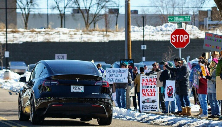 Tesla har vært i hardt vær etter at Elon Musk ble spesialrådgiver for Donald Trump og fikk lede DOGE. Her er det protester i USA, men også i Norge får Tesla seg en omdømmesmell. Tesla har vært i hardt vær etter at Elon Musk ble spesialrådgiver for Donald Trump og fikk lede DOGE. Her er det protester i USA, men også i Norge får Tesla seg en omdømmesmell.