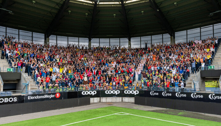 På FotballtrøyeFredag samlet Viking FK over 1000 små og store til et rekordstort lag på Lyse stadion. Med på laget var blant andre skoleelever, Vikings eliteserielag og kunnskapsminister Kari Nessa Nordtun.