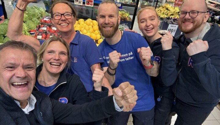Ansatte ved REMA 1000 Holt Vestvollen feirer designprisene sammen med Kjøpmann Edda Bidtnes.