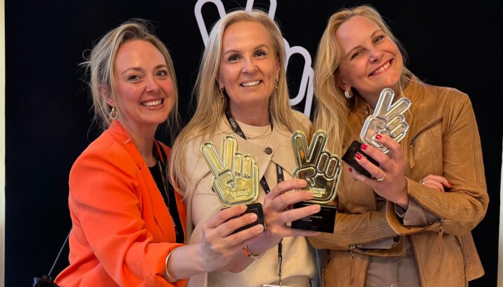 Hilde Hummelvold Jentoft (midten), leder for egne merkevarer og design i REMA 1000, sammen med teamet fra designbyrået Everland under prisutdelingen i Vertex Awards.