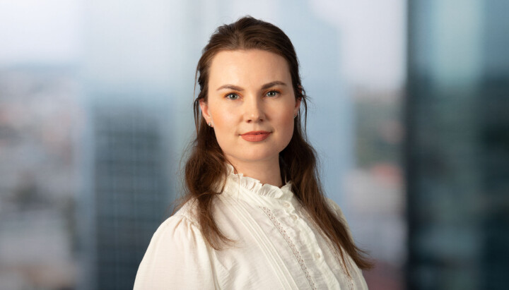 Selv om det finnes KI-agenter som kan vurdere søknader, eller gi ansatte ferie, permisjon eller høyere lønn, betyr ikke det at du kan bruke KI slik, skriver Julie Odner i dette innlegget. Julie Odner