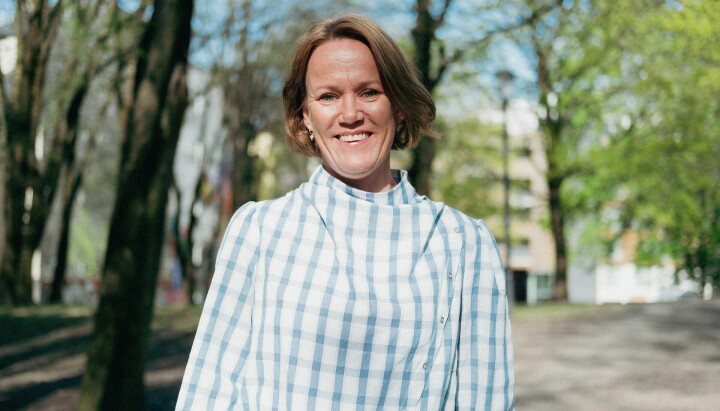 – Pride gir oss en mulighet til å vise hva vi står for, skriver kommunikasjonsdirektør Elin Myrmel-Johansen i Vy, som markerer med synlig profilering og støtte til ansatte på tvers av landegrenser.