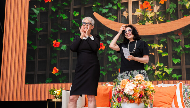 Skuespiller Jamie Lee Curtis i samtale med Amazon-toppen Sue Kroll under Cannes Lions 2025.