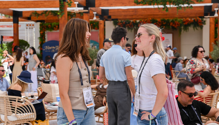 Angelika Marcinkeviciute og Maja Wirum representerer Norge i Media-kategorien i Young Lions. Nå venter 24 intense timer med kreativ konkurranse i Cannes.