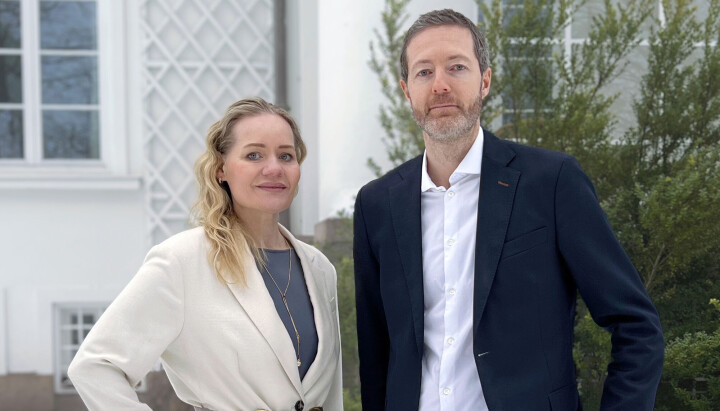 Daglig leder Camilla Gåre i Mediebyråforeningen og investeringsdirektør Jonas Buskop i Omnicom Media Group viser stabil utvikling i Mediebyråforeningens Mediebarometer for årets fem første måneder.