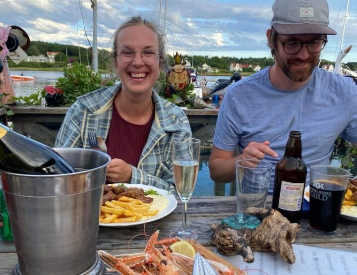 Ellen Prerovska Andersen i sommermodus med mye god mat på bordet.