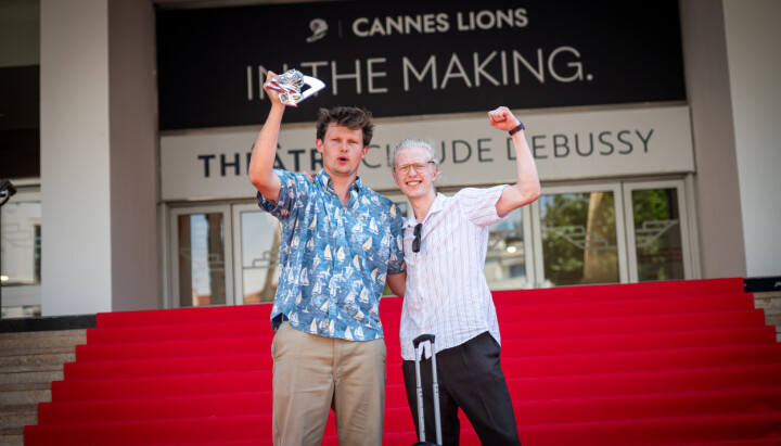 August Jorfald og Adam Enochsson jubler over sølvløven sin i Cannes.