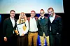Prisvinnerne bak «Saftig relansering» for Lerum står samlet på scenen med diplom.