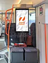 Digital Zeta Display-skjerm montert ved inngangen i et tog.
