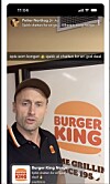 Skjermdump av en mann foran en Burger King-plakat med logo og tekst.