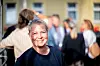 Cornelia Bjørke-Hill smiler i forgrunnen med en gruppe mennesker ute bak henne.