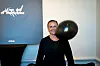 Kristin Eikeland Grimstad i svart antrekk med en svart ballong i et lyst rom.