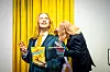 Helge holder en Smash!-pose og smiler foran et gult sceneteppe.