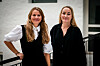 To kvinner, Guro Lindebjerg og Mimmi Granli, smiler foran en lys bygning.