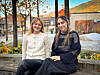 Helene Solheim og Julia Orlando Solemsli sitter sammen på en benk i høstlige omgivelser.