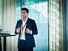 Marius Myhrvold presenterer i et lyst møterom med glassvegger.