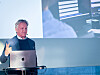 Claus Sonberg presenterer med en MacBook foran en projisert skjerm.